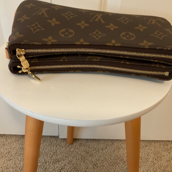 Louis Vuitton Pochette Liv Monogram - Picture 7 of 12